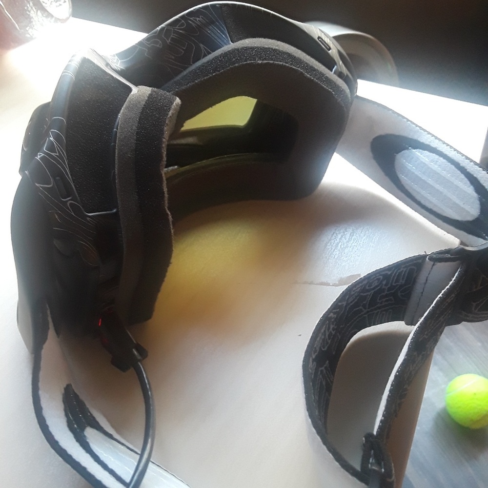 Oakley snow 2 Goggle's with bluetooth camer in len
